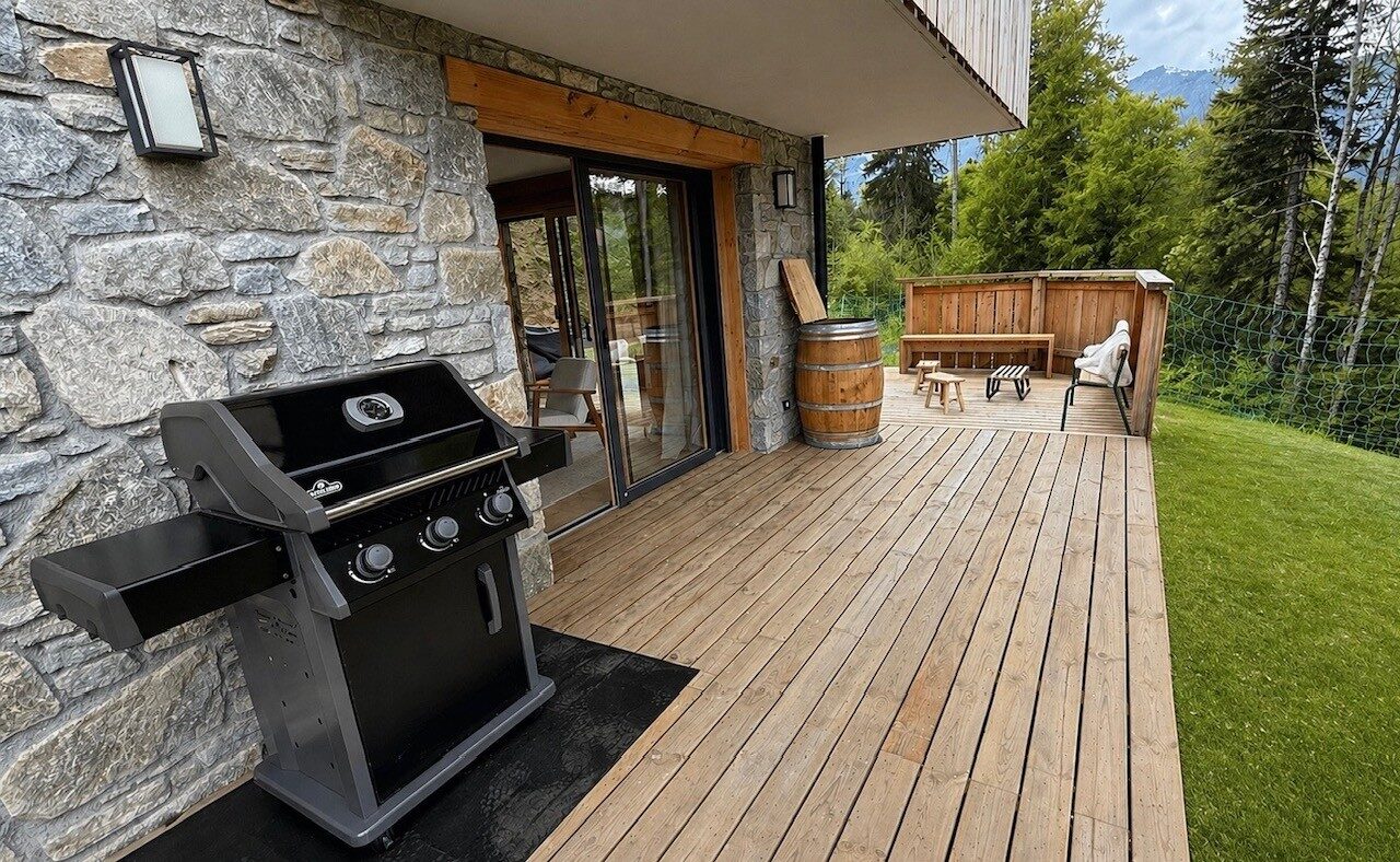 Barbecue sur la terrasse du Lodge Le Chamois aux Carroz d'Arâches, gastronomie savoyarde