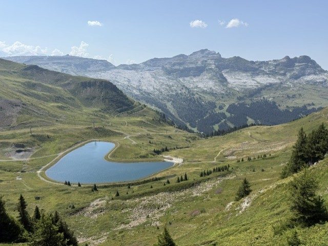 Panorama sur un lac du Grand Massif