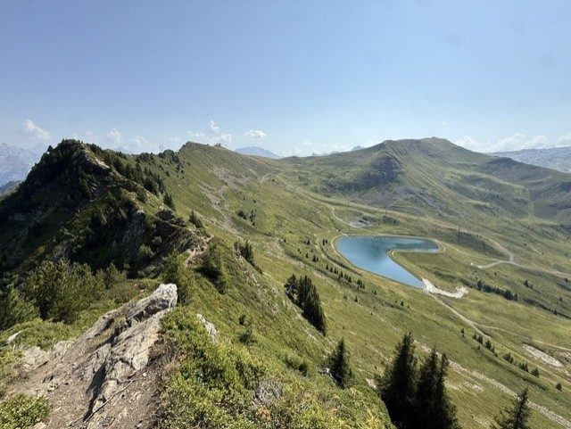 Sentier et lac d'altitude près des Carroz d'Arâches