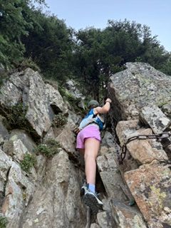 Passage rocheux en montagne au-dessus des Carroz d'Arâches
