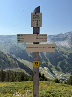 Panneau du col de Pierre Carrée et panorama sur la vallée